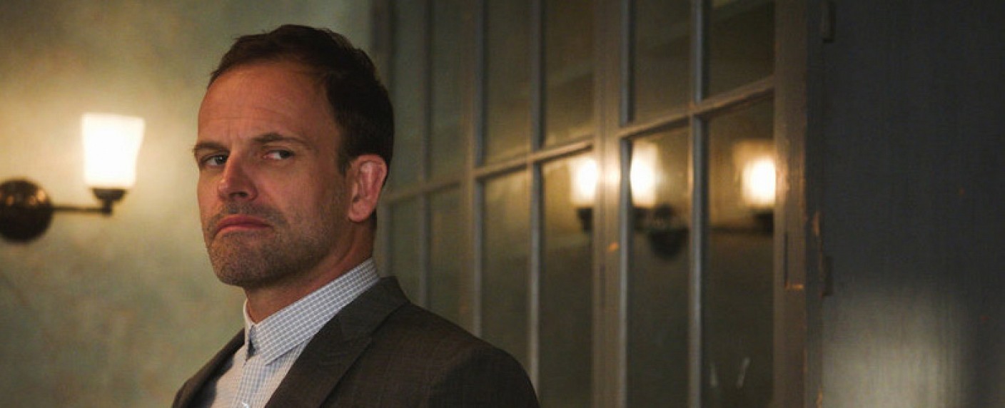 „The Crown“: Jonny Lee Miller („Elementary“) spielt Premierminister John Major – Drehstart der fünften Staffel im Juli – Bild: 2017 CBS Broadcasting Inc. All Rights Reserved.