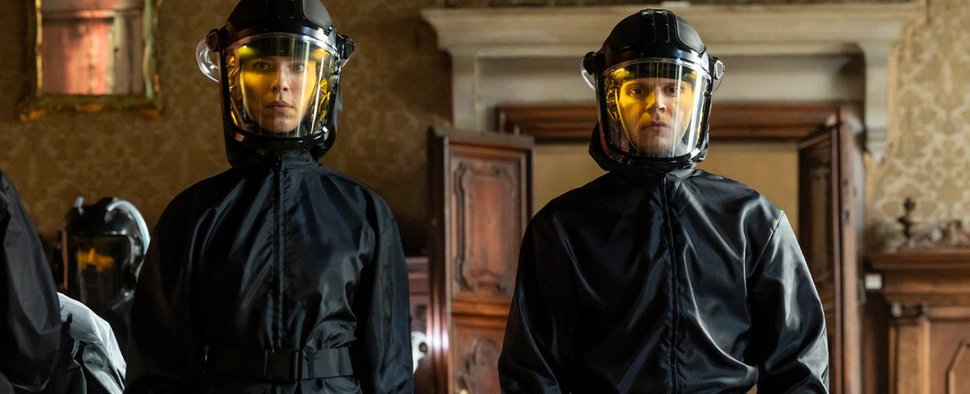 Jordan Bennett (Rebecca Hall, links) und Cooper Madsen (Evan Peters) stehen vor einem Rätsel – Bild: FX