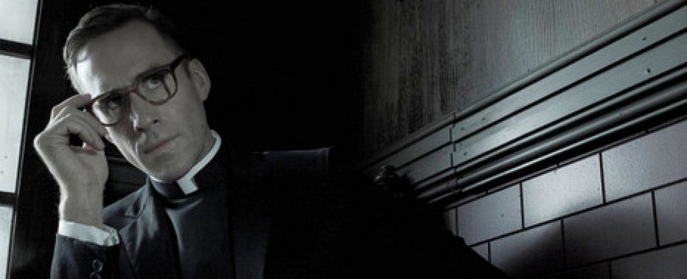 Joseph Fiennes als Monsignor Howard in „American Horror Story“ – Bild: 20th Century Fox Television