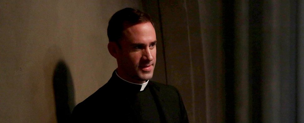 Joseph Fiennes in der zweiten „American Horror Story“-Staffel – Bild: FX