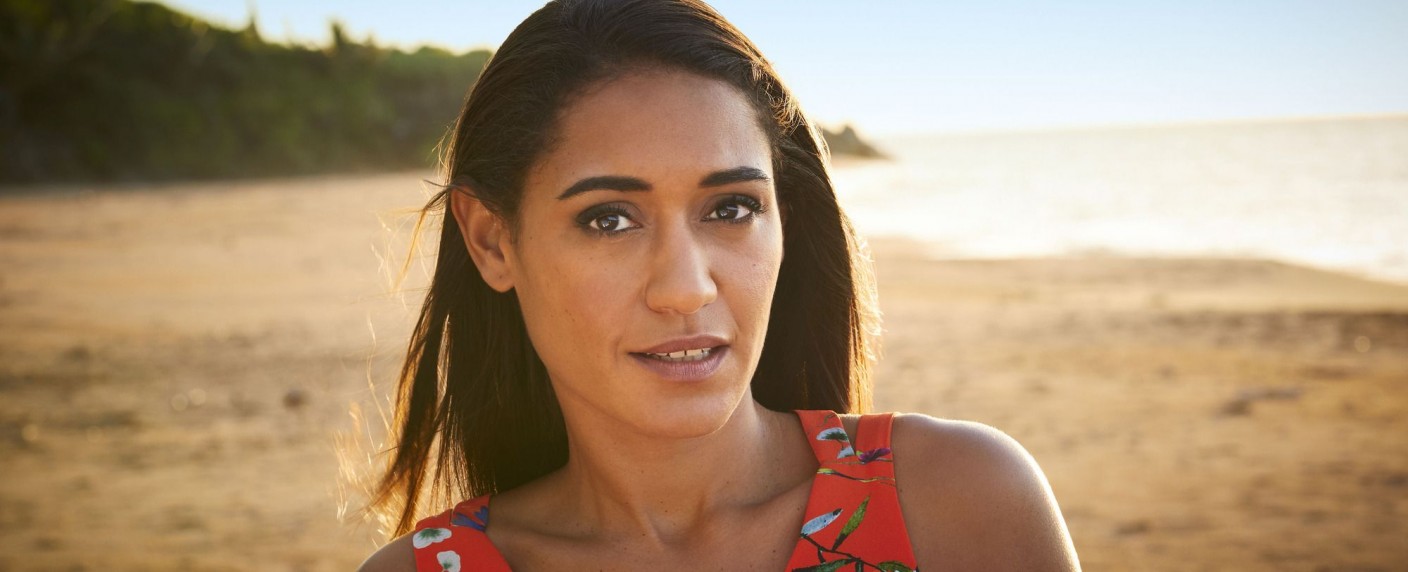„Saint-Pierre“ statt Saint Marie: Neuer Insel-Krimi mit „Death in Paradise“-Star – Joséphine Jobert ermittelt neben Allan Hawco und James Purefoy – Bild: BBC