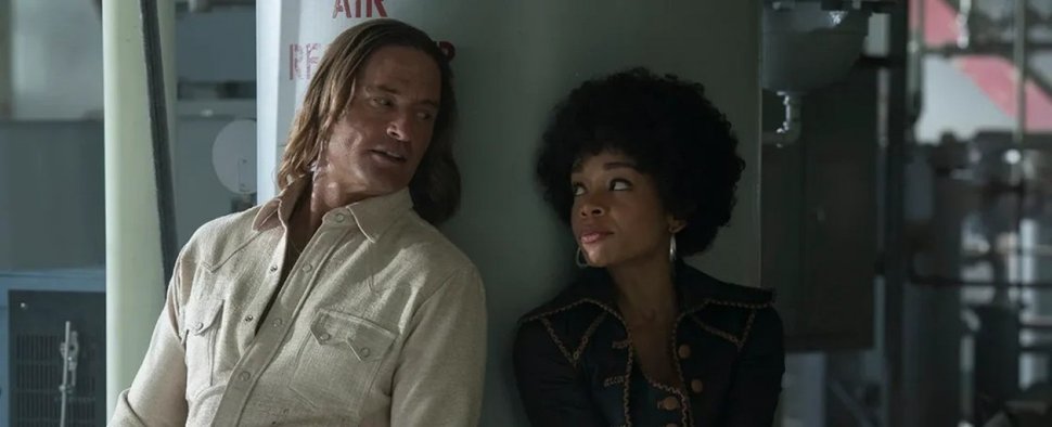 Josh Holloway mit Rachel Hilson in „Duster“ – Bild: Max