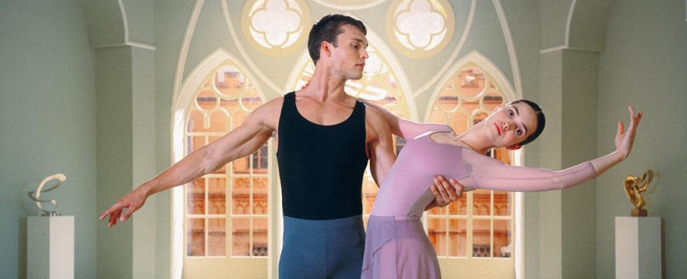 Josie Hermer (r.) und Arne-Carlos Böttcher (l.) in „Wicked Deal“ – Bild: ZDF/Sascha Hoecker