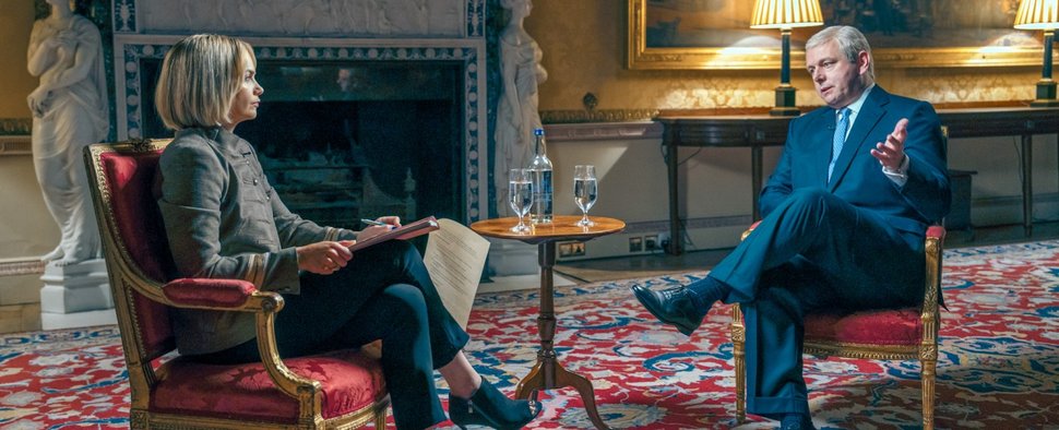Journalistin Emily Maitlis (Ruth Wilson) grillt Prinz Andrew (Michael Sheen) in „A Very Royal Scandal“ – Bild: Christopher Raphael / Blueprint / Sony Pictures Television