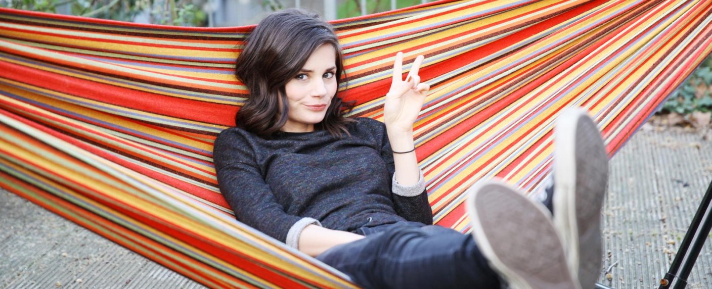 „Rote Rosen“: Joyce Ilg wird zu „attraktiver Architektin“ – Internetstar steigt bei der ARD-Telenovela ein – Bild: ARD/​Chris Halb12