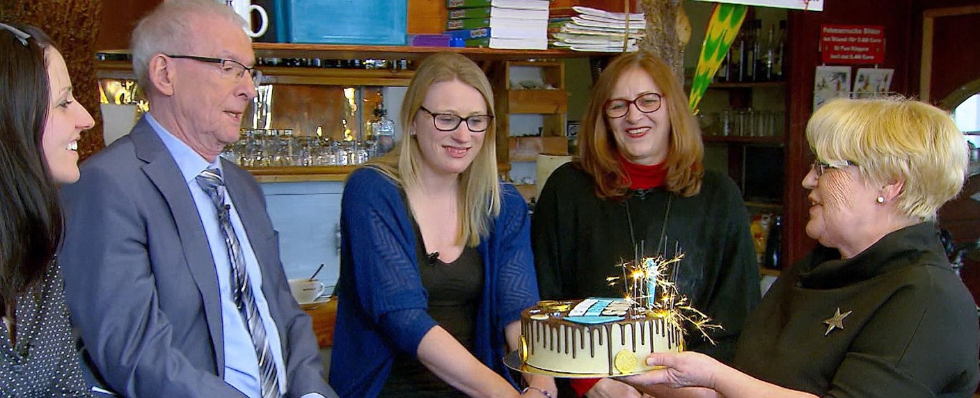 „Raus aus den Schulden“ feiert verspätetes Jubiläum – Special zu zehn Jahren Schuldnerberatung mit Peter Zwegat – Bild: TVNOW