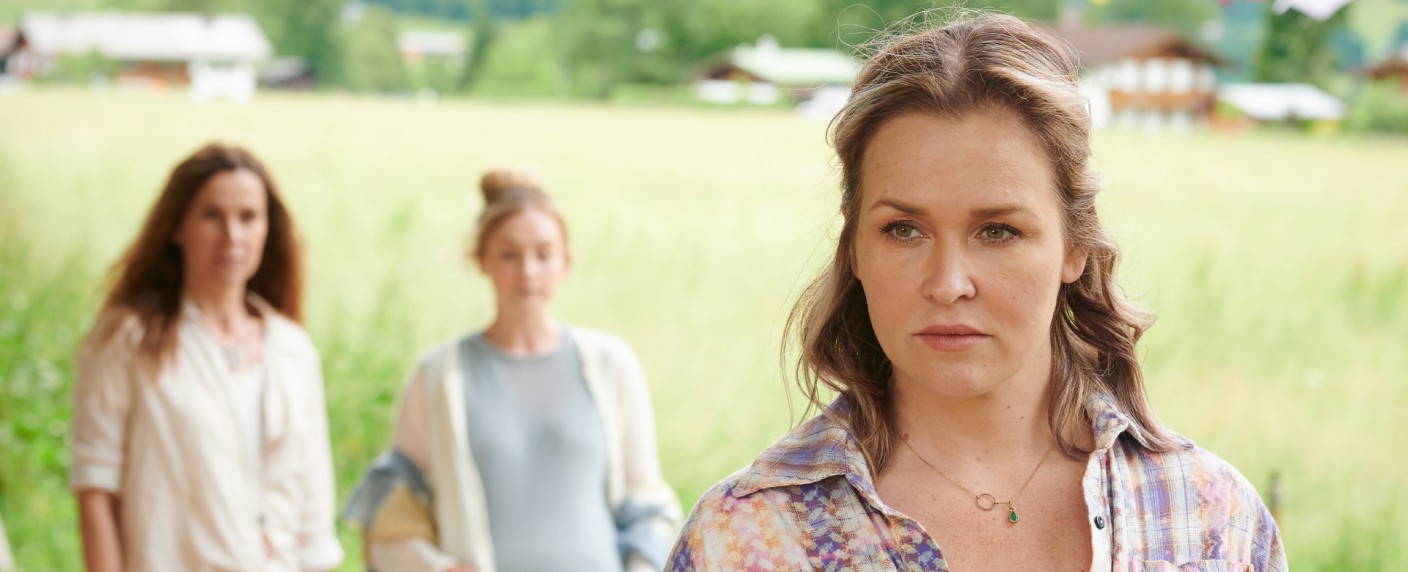 „Lena Lorenz“ und „Nächste Ausfahrt Glück“: ZDF-Reihen kehren mit neuen Folgen zurück – Heimatserien mit Judith Hoersch und Valerie Niehaus – Bild: ZDF/​WalterWehner