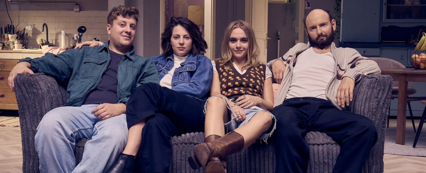 „Jugend“: ZDFneo dreht neue Sitcom – Freunde, Nachbarn und Familie stehen nach dem Hinfallen wieder auf – Bild: ZDF/​Frank Dicks