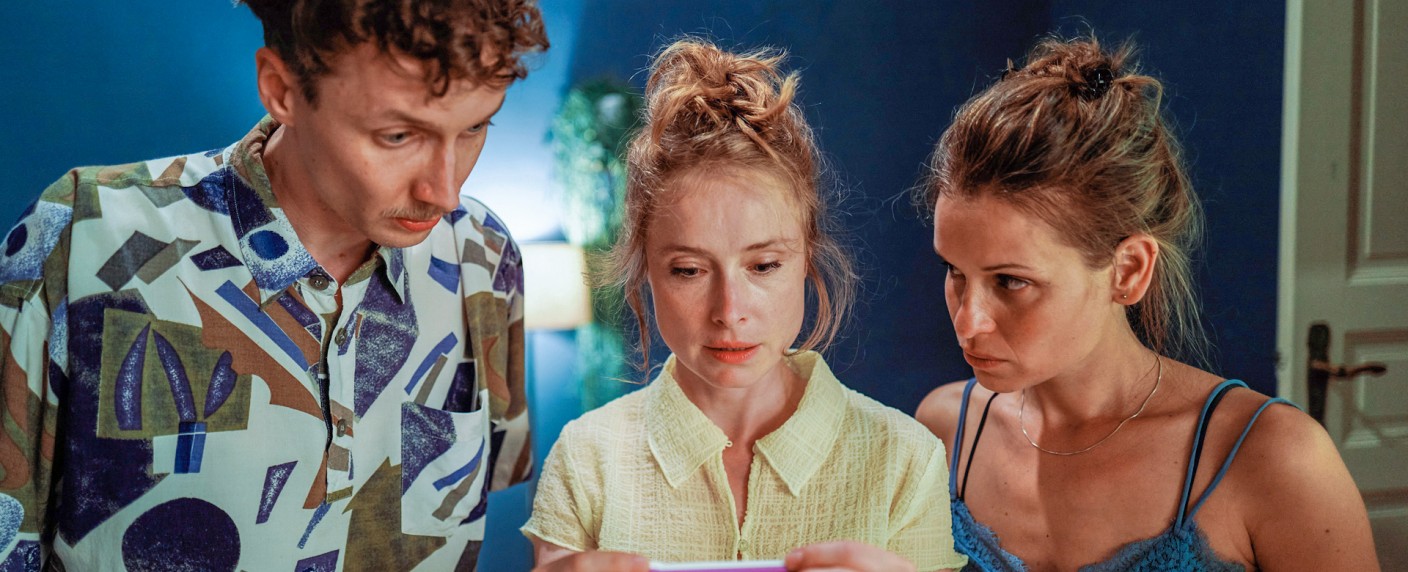 „Tod den Lebenden“: Begabte Schauspieler treiben Unsinn mit Liebe und Klimawandel – Review – Das Improv-Experiment der ARD scheitert – Bild: ARD Degeto /​ Finnegan Koichi Goden