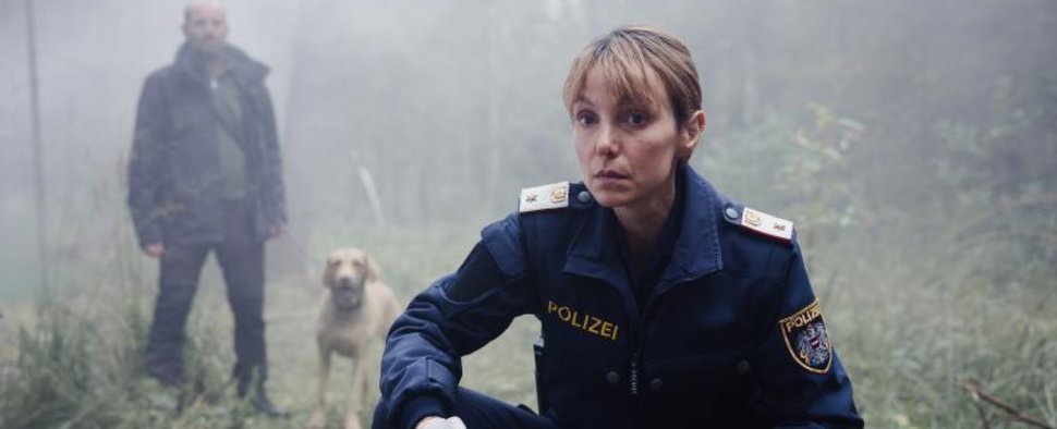 Julia Koschitz (vorne) kämpft als Kleinstadtermittlerin gegen „Das Vergessen“ – Bild: ARD Degeto/Mona Film/Victoria Herbig