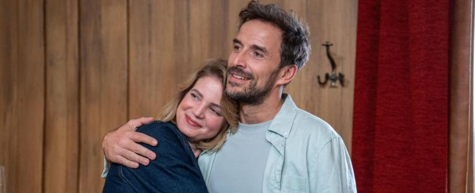 Julia (Rike Schmid) und Sebastian (Max Alberti) aus „Die Landarztpraxis – Team Sonnenhof“ – Bild: Joyn/Joshua Schneider