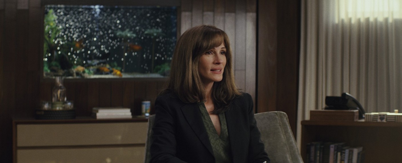 „Homecoming“: Julia Roberts’ brillanter Paranoia-Thriller – Review – „Mr. Robot“-Schöpfer inszeniert hervorragenden Cast in Leinwandqualität – Bild: Prime Video/​Todd Campbell