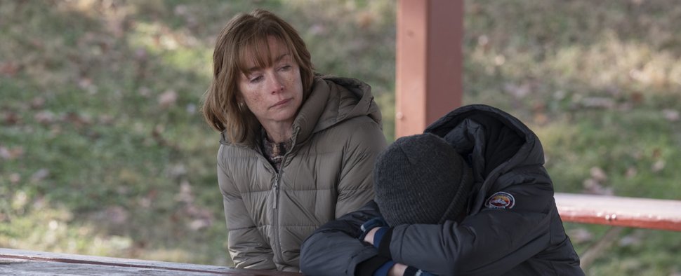 Julianne Nicholson (l.) als Lori Ross in „Mare of Easttown“ – Bild: HBO