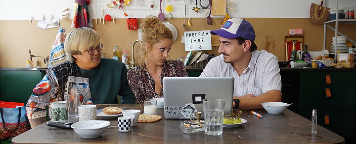 „Just Push Abuba“: ZDF dreht englische Sitcom für internationales Publikum – Ochsenknecht, Liechtenstein und Fresh Torge in Gastrollen – Bild: ZDF/​LUPA FILM GmbH/​Charlotte Jansen