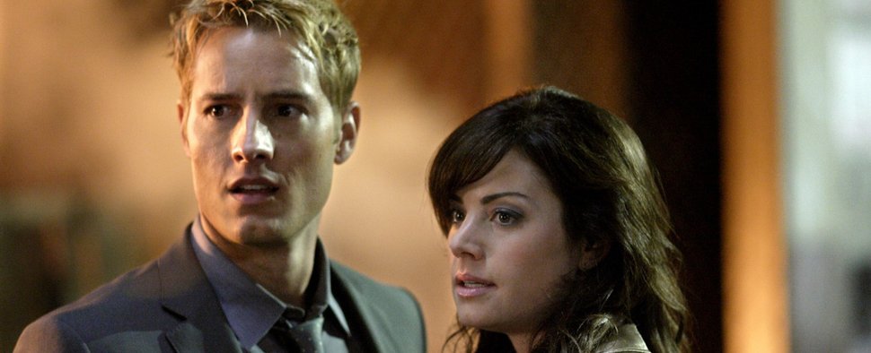 Justin Hartley (l.) und Erica Durance in jüngeren Jahren in Staffel 9 von „Smallville“ – Bild: The CW