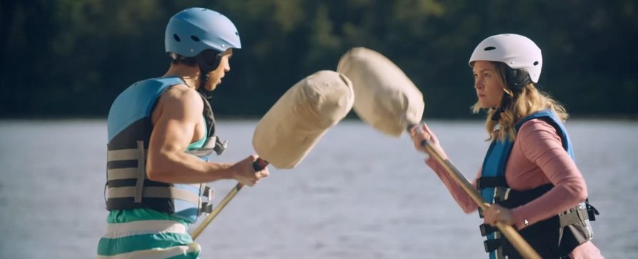 „The Lake“: Trailer und Termin für Dramedy mit Jordan Gavaris („Orphan Black“) und Julia Stiles – Sommerlicher Geschwister-Zwist um Familienerbe – Bild: Prime Video