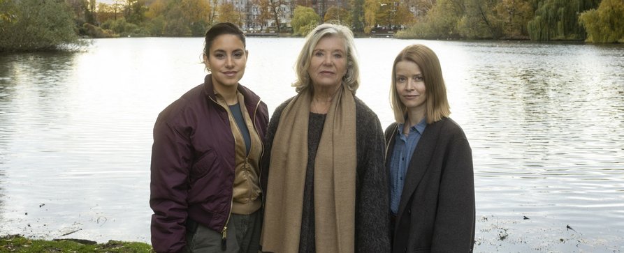 „Tatort“: Das neue Kieler Ermittler-Duo mit Almila Bagriacik und Karoline Schuch zurück am Filmset – Drehstart mit Jutta Speidel und Franziska Hartmann in Gastrollen – Bild: NDR/Frizzi Kurkhaus „Tatort“: Das neue Kieler Ermittler-Duo mit Almila Bagriacik und Karoline Schuch zurück am Filmset – Drehstart mit Jutta Speidel und Franziska Hartmann in Gastrollen – Bild: NDR/Frizzi Kurkhaus