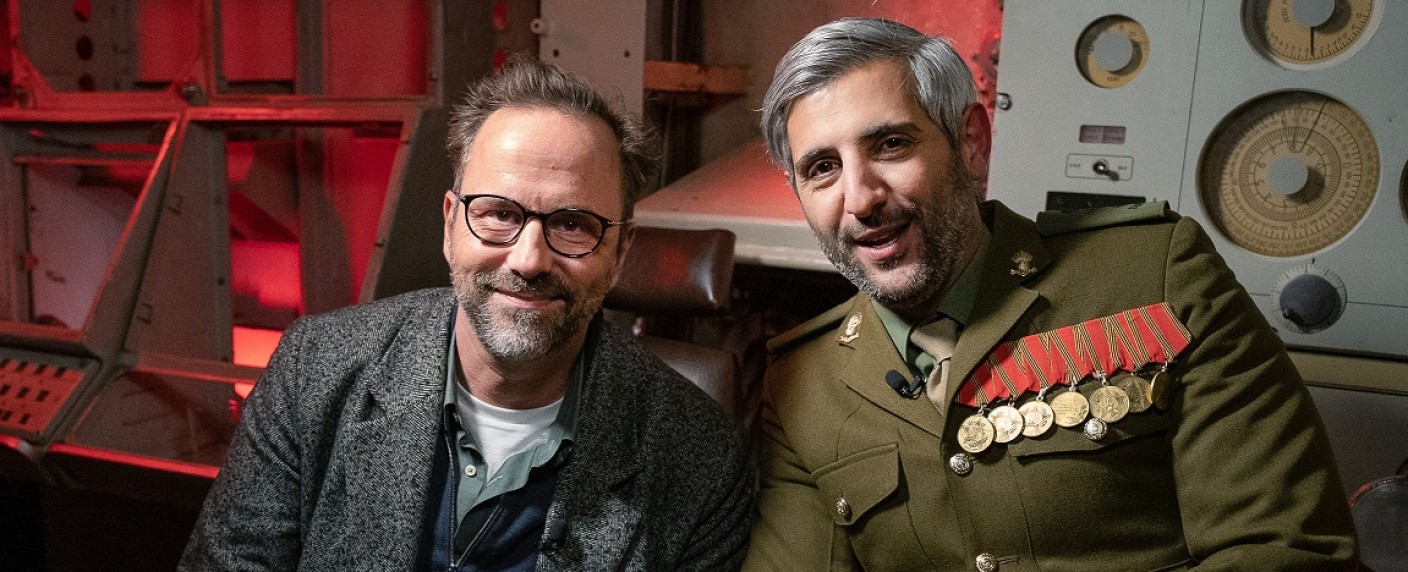 Von Kurt Krömer bis Bettina Wulff: Neue Staffel „Käpt’ns Dinner“ startet – Michel Abdollahi lädt wieder zum Talk im U-Boot – Bild: NDR/​Telemichel/​Jan Vogt