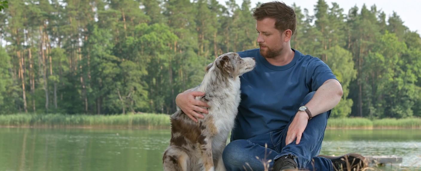 „Käthe und ich“: Das Erste kündigt neue Folgen der beliebten Reihe an – Christoph Schechinger kehrt als Psychologe mit Therapiehündin zurück – Bild: ARD Degeto/​Christiane Pausch