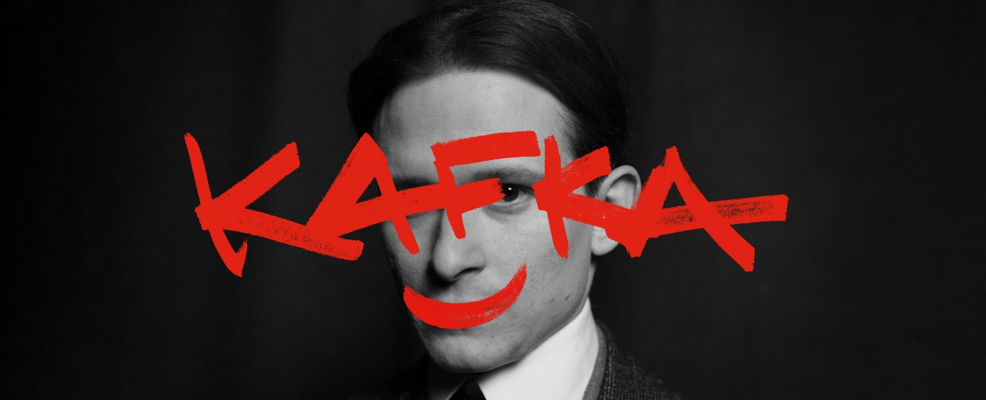 „Kafka“-Miniserie von ARD und ORF ist vielschichtig und innovativ – Review – Kongeniale Annäherung von David Schalko und Daniel Kehlmann mit Starensemble – Bild: ARD/​Superfilm /​ Nicole Albiez