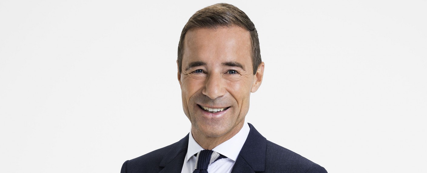 Kai Pflaume folgt auf Frank Plasberg beim ARD-Jahresquiz – Themen, Gäste und Termin für Rückblick auf 2023 bekannt – Bild: NDR/​Petra Stadler