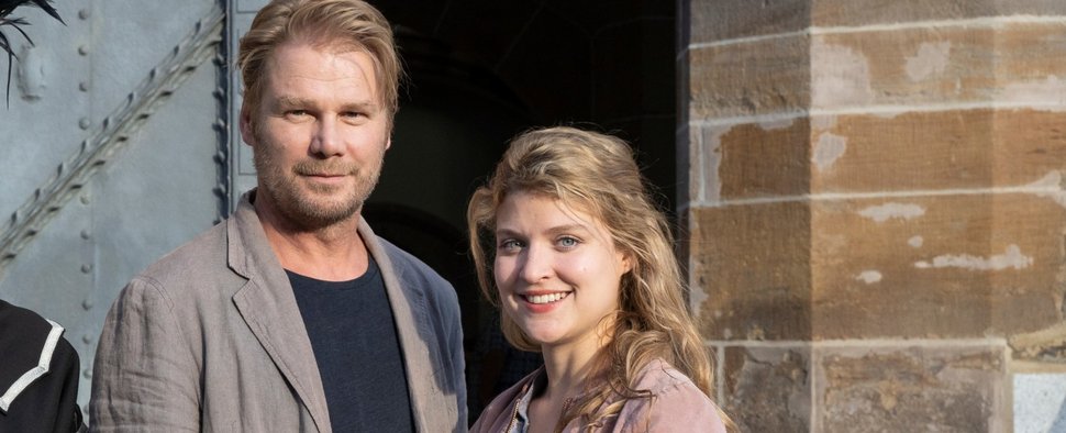 Der „ErzgebirgskrimI“ mit Kai Scheve (Robert Winkler) und Lara Mandoki (Karina Szabo) – Bild: ZDF/Uwe Frauendorf