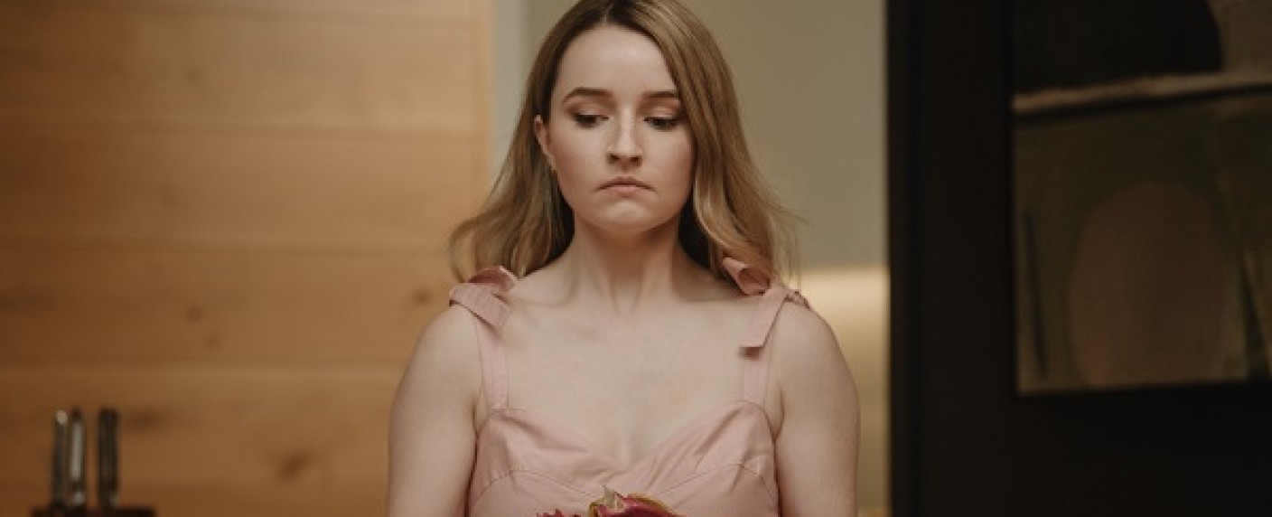 [UPDATE] Neuer Trailer zur Netflix-Serie „Apple Cider Vinegar“ enthüllt – Kaitlyn Dever („Dopesick“) spielt dreiste Influencerin in wahrer Lügengeschichte – Bild: Netflix