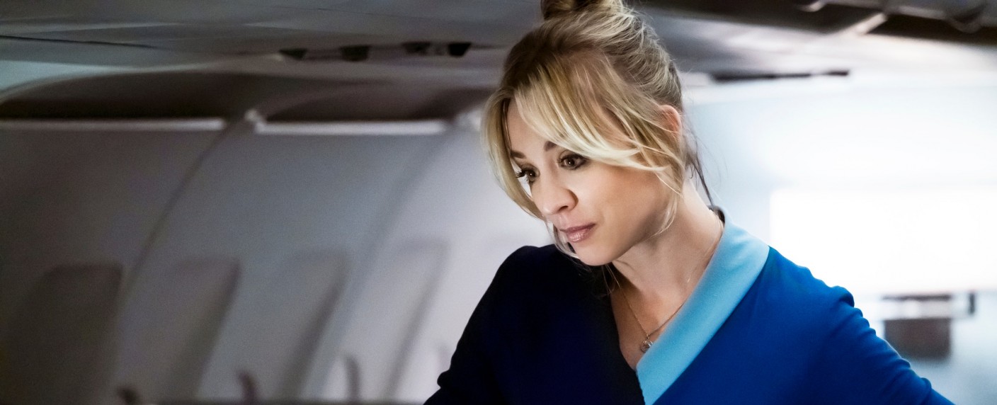 „The Flight Attendant“: Agenten-Dramedy mit Kaley Cuoco („Big Bang Theory“) geht Ende April weiter – Termin und Trailer für Staffel zwei und Flugbegleiterin Cassie – Bild: HBO Max