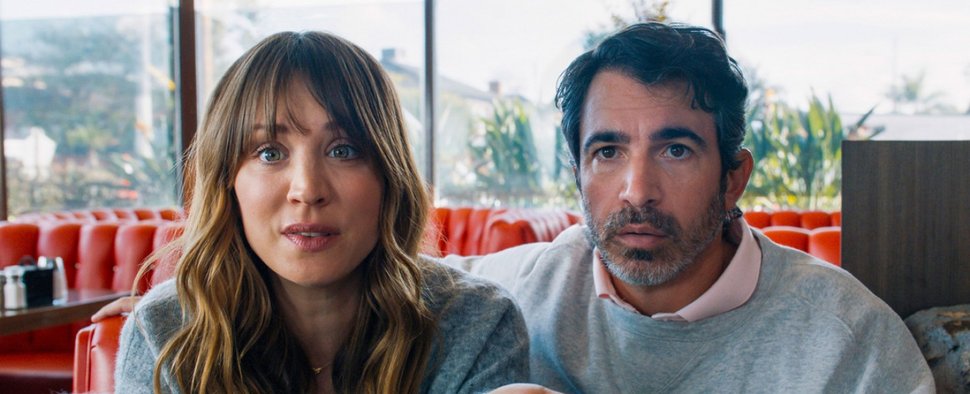 Kaley Cuoco (l.) und Chris Messina in „Based on a True Story“ – Bild: Peacock