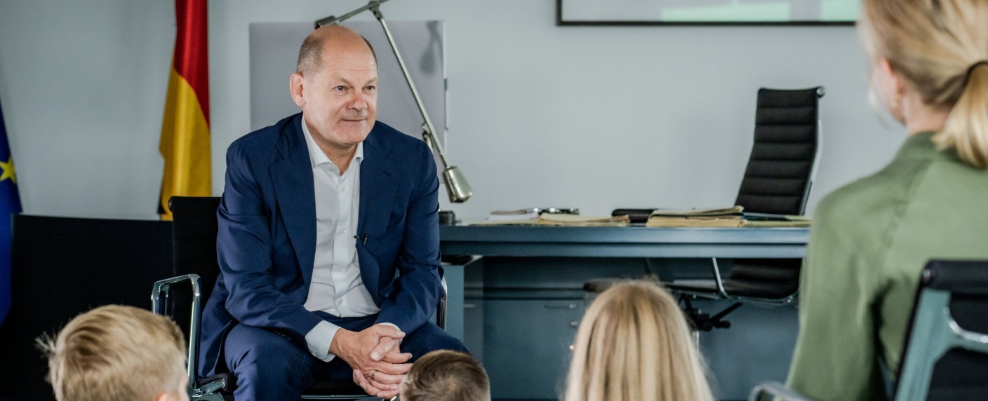 „Kannste regieren?“: Baerbock, Scholz & Lauterbach gehen zurück in die Schule – Regierungspolitiker stellen sich Fragen von Kindern – Bild: Sat.1/​Claudius Pflug