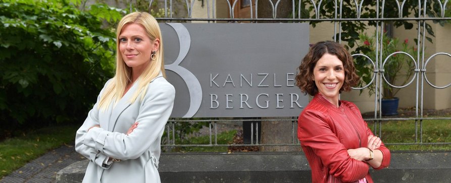 „Kanzlei Berger“: ZDF kündigt neue Familienserie an – Anwaltskanzlei mit Eva-Maria Reichert und Nele Kiper eröffnet – Bild: ZDF/​Hannes Magerstaedt