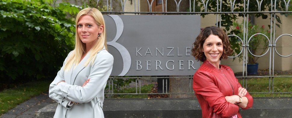 „Kanzlei Berger“ mit Nele Kiper (l.) und Eva-Maria Reichert (r.) – Bild: ZDF/Hannes Magerstaedt