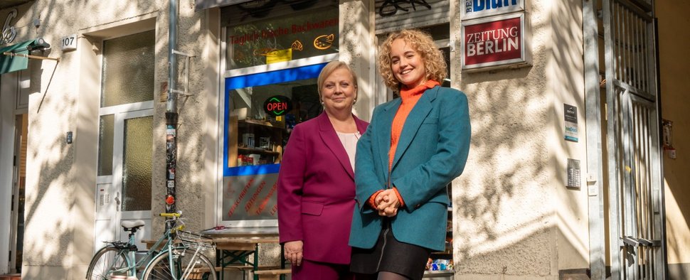 „Kanzlei Liebling Kreuzberg“ mit Luise von Finckh (r.) und Gabriela Maria Schmeide (l.) – Bild: ARD Degeto Film/ Odeon Fiction GmbH/ Britta Krehl