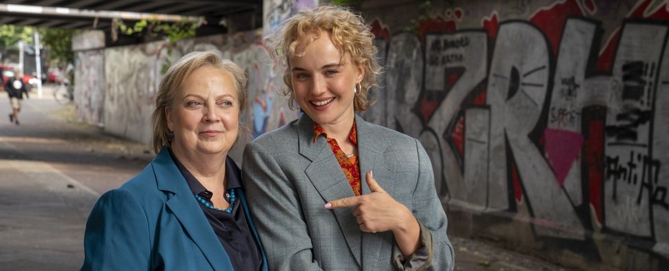„Kanzlei Liebling Kreuzberg“ mit Luise von Finckh (r.) und Gabriela Maria Schmeide (l.) – Bild: ARD Degeto Film/ Odeon Fiction GmbH/ Oliver Feist