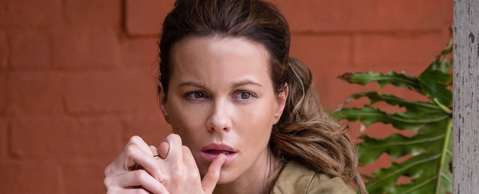 Kate Beckinsale als Georgia Wells in der Miniserie „The Widow“ – Bild: Coco Van Oppens/Two Brothers Pictures/Amazon Prime Video