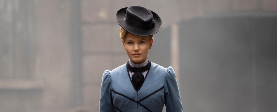 Kate Phillips als „Miss Scarlet“ – Bild: UKTV