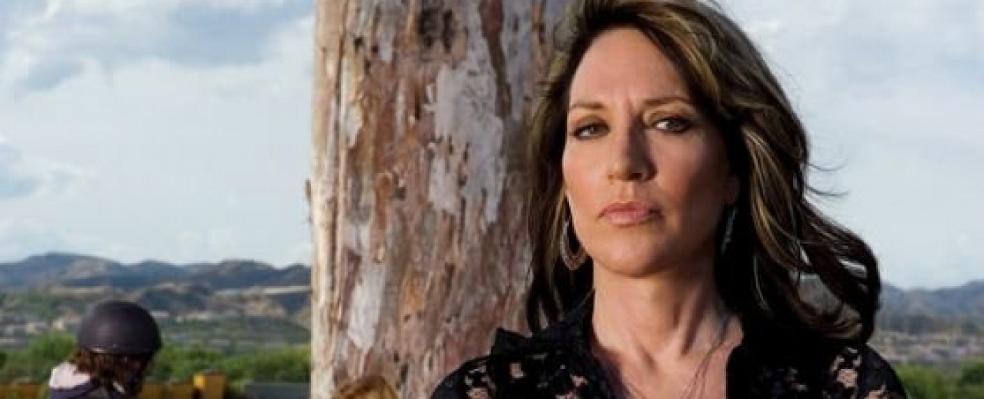 Katey Sagal sorgt bei „Brooklyn Nine-Nine“ für „Eine schrecklich nette Familie“ – „Sons of Anarchy“-Star mit Gastauftritt als Jakes Mutter – Bild: FX Productions