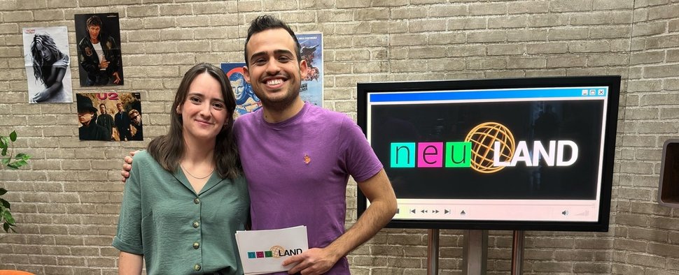 Katharina Narr und Noah Vaca Weber geben in „Neuland – Das Digitalmagazin“ ein digitales Update. – Bild: BR/Georg Florian Ulrich