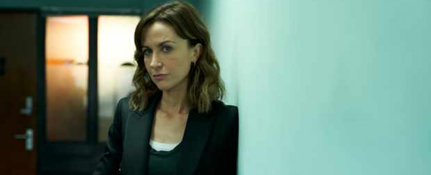 „In Flight“: Drogenthriller landet auch in Deutschland – Flugbegleiterin bangt um inhaftierten Sohn – Bild: ITV