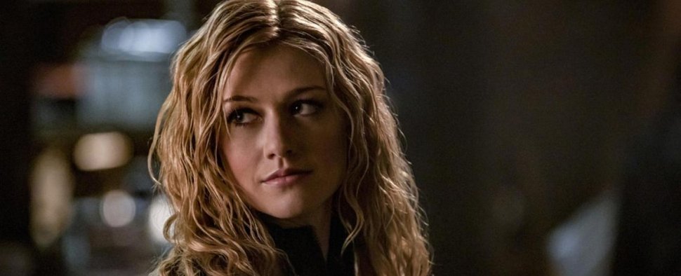 Katherine McNamara als Mia Smoak in „Arrow“ führt „Walker: Independence“ an – Bild: The CW