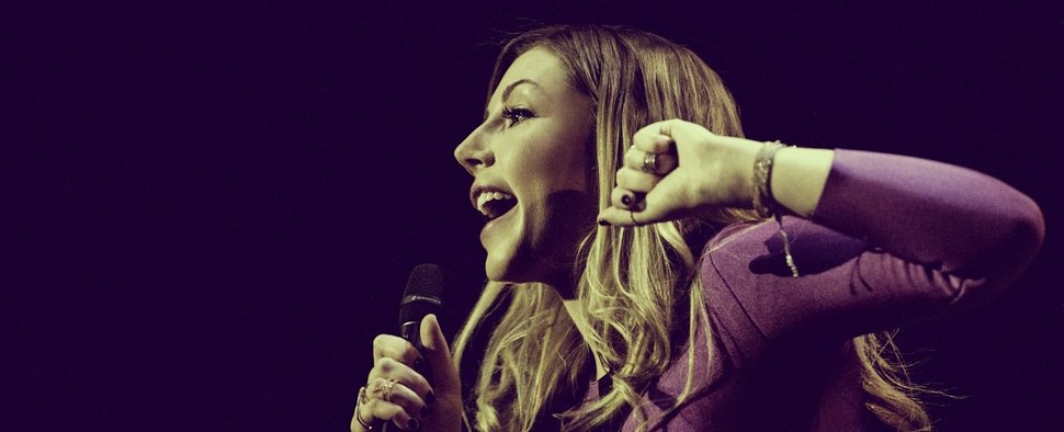 Katherine Ryan in ihrem Special „In Trouble“ – Bild: Netflix/Idil Sukan