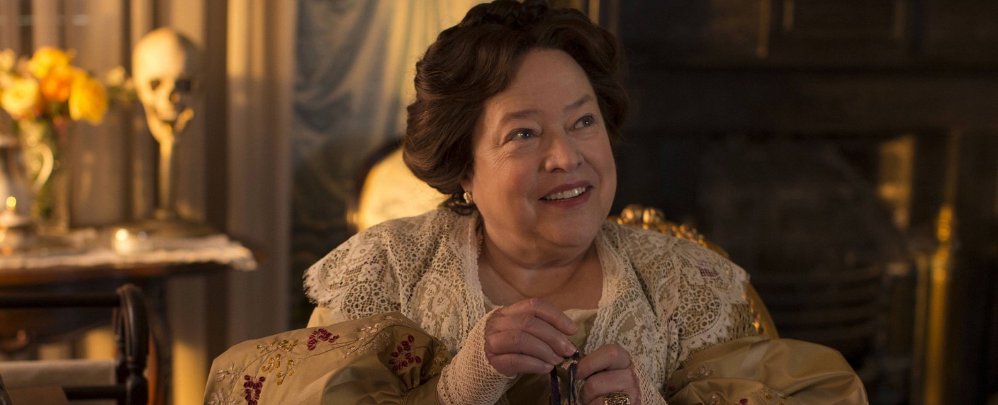 Kathy Bates kehrt in Staffel 8 zu „American Horror Story“ zurück – Ryan Murphy bestätigt erste Hauptdarsteller der neuen Folgen – Bild: FX Productions