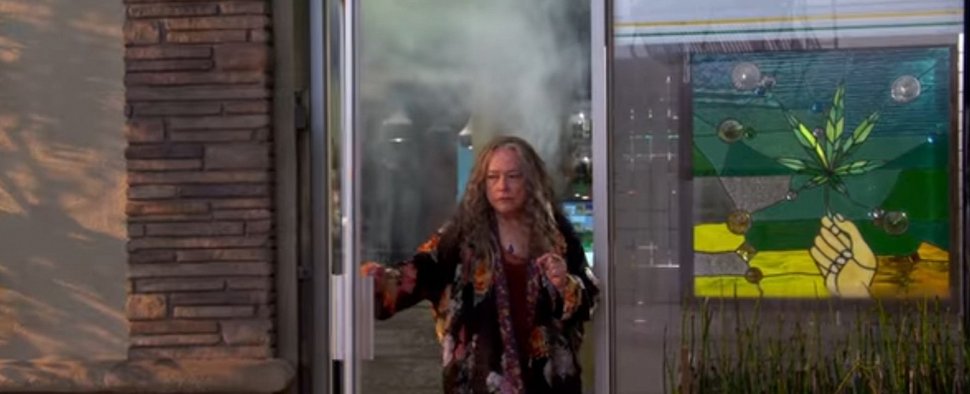 Kathy Bates in „Disjointed“ – Bild: Netflix/Screenshot