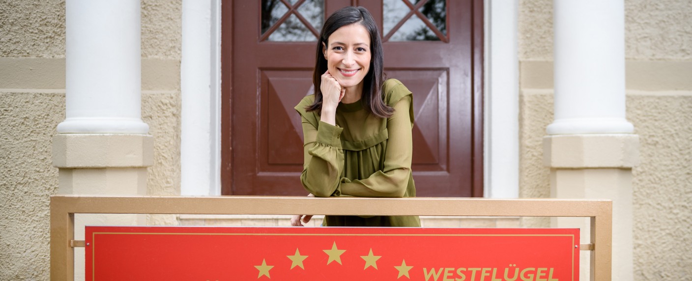 „Sturm der Liebe“: Katrin Anne Heß verstärkt ARD-Telenovela – Heimliche Jugendliebe von Michael taucht am Fürstenhof auf – Bild: ARD/​Christof Arnold