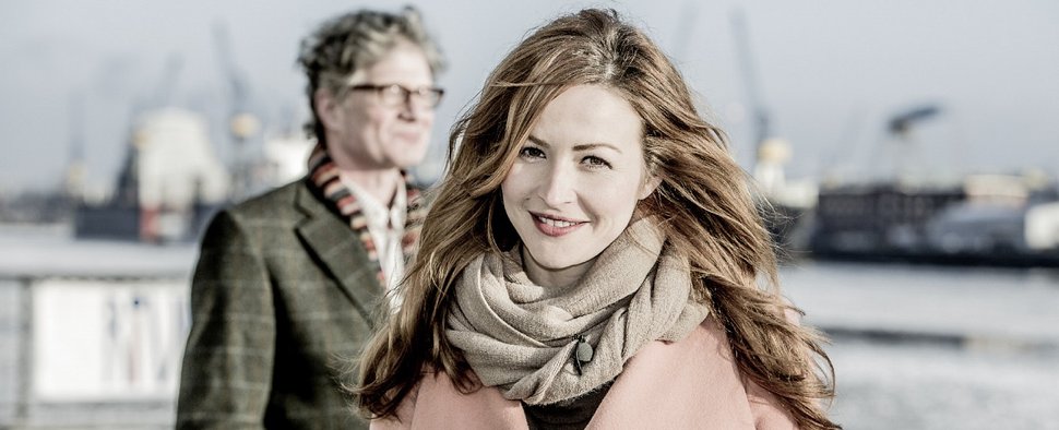 Katrin Bauerfeind assistiert Roger Willemsen – Bild: ZDF/Klaus Weddig