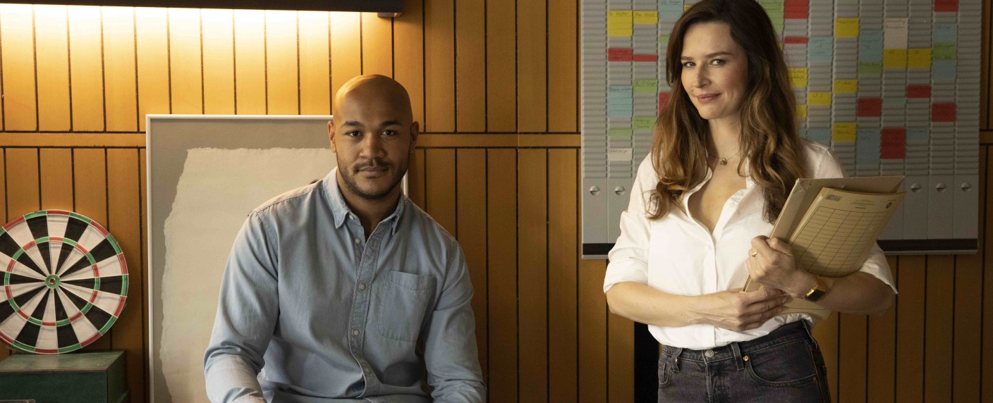 „Frau Jordan stellt gleich“: Free-TV-Premiere der dritten Staffel – Neue Folgen der Comedyserie mit Katrin Bauerfeind – Bild: Joyn/​ProSieben/​Schah Eghbaly