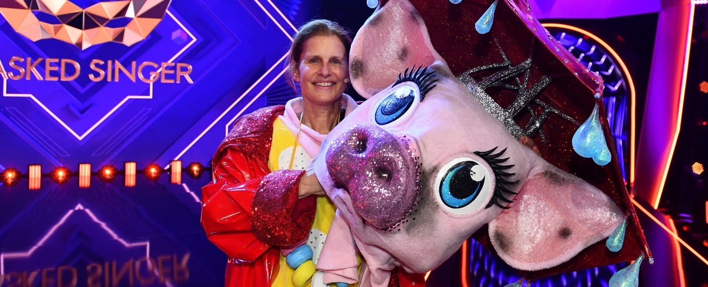Katrin Müller-Hohenstein nach „The Masked Singer“: „In dieser Gummi-Schweine-Haut habe ich mich sehr wohlgefühlt“ – Enttarntes Schwein im Interview nach dem Staffelauftakt der ProSieben-Show – Bild: ProSieben/​Willi Weber