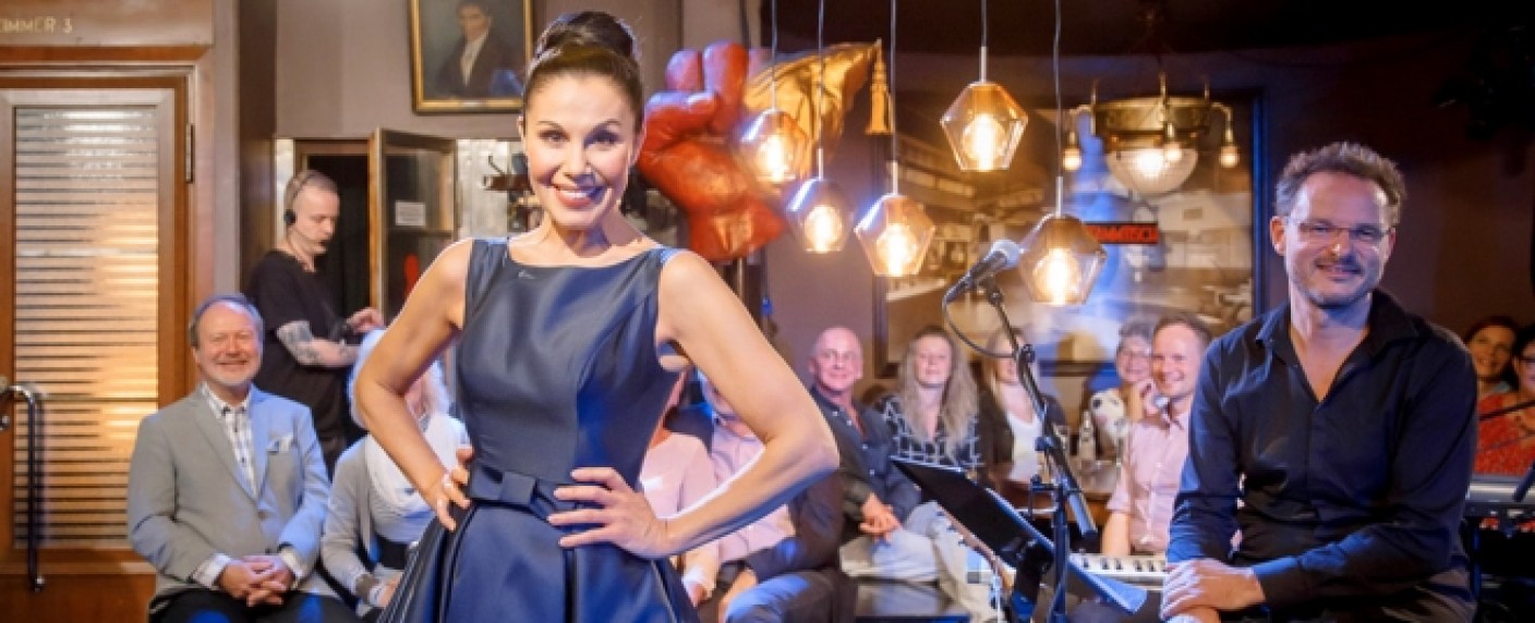 „Katrin Weber“: Désirée Nick und Winfried Glatzeder beehren MDR-Late-Night – Neue Folgen der Kneipenshow als Vorweihnachtsgeschenk – Bild: MDR/​Stephan Flad
