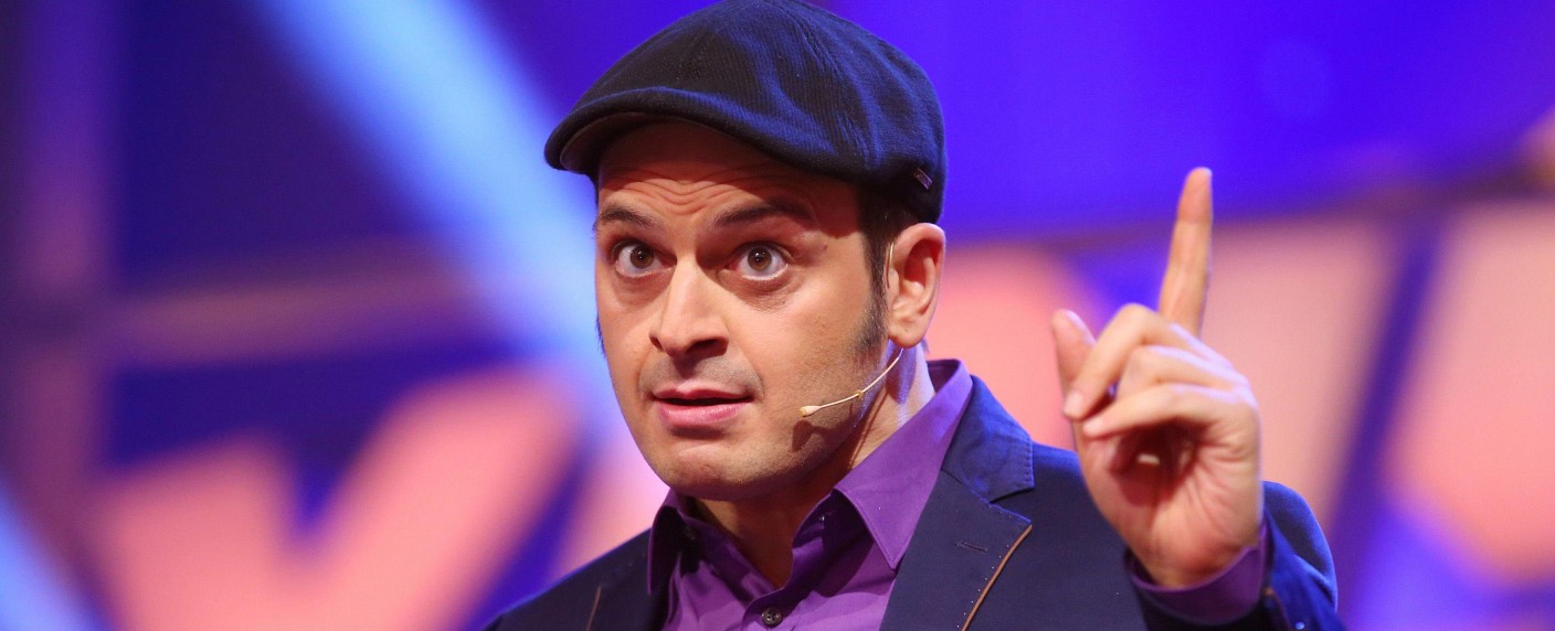 „Geht’s noch?!“: Kaya Yanars Wochenrückblick startet Ende April – Neue RTL-Comedyshow für den Freitagabend – Bild: RTL/​Stefan Gregrowius