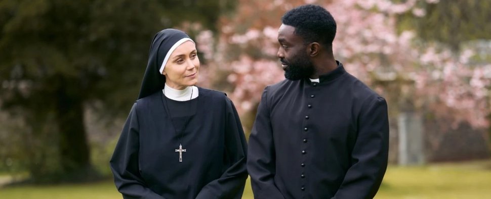 Keeley Hawes (l.) und Paapa Essiedu (r.) in der neuen Serie „Falling“ – Bild: Channel 4